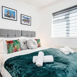 https://heathrow-2-bedroom-maisonette-with-free-parking.brighton-hotels-england.com
