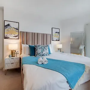 https://luxury-three-bed-apartment-by-london-excel.brighton-hotels-england.com