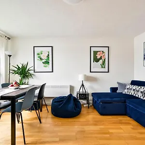 https://river-views-from-canary-wharf.cambridgehotelsuk.com