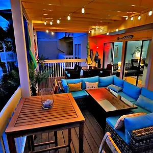Boathouse Condo, Downtown Harbor, Private Access, Waterfront, On Golf Course, Water Taxi Pickup Holiday home